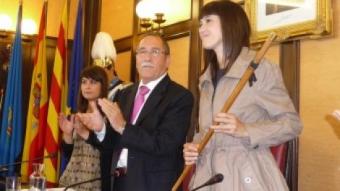 Parlon amb la vara d'alcaldessa amb Francisco Martín (PP) i Raquel Galera (ICV-EUiA) I. M