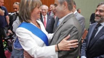 L'alcaldessa rep la felicitació del seu predecessor, Celestino Corbacho JUANMA RAMOS