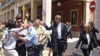 Un manifestant és aturat pels agents de la policia quan es dirigia cap a l'alcalde.  L.M