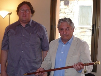 Pere Esteve (ERC) i Josep Fontanillas (CiU), amb la vara. A.V