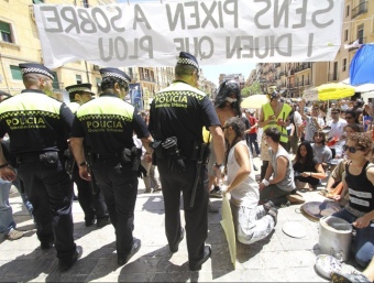 Indignats fent soroll a la plaça de la Font de Tarragona D.B. / TJERK / ALBERICH FOTÒGRAFS