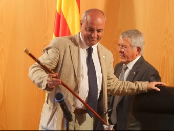 Xavier Sanllehí recollint dissabte la vara d'alcalde de Castelló d'Empúries. JORDI RIBOT/ CLICK ART