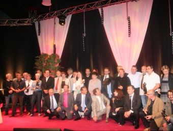 La imatge de grup amb els vinyaters premiats, organitzadors i representants institucionals. JEAN-MARIE ARTOZOUL