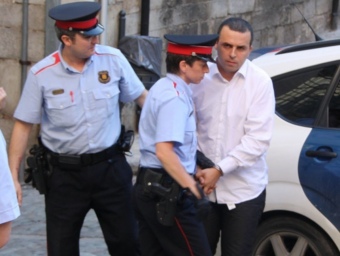 Victor Manuel Méndez García escortat per agents dels Mossos d'Esquadra ahir a Girona ACN