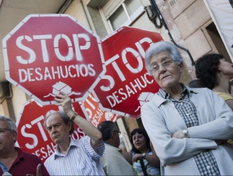 Concentració contra el desnonament d'una família, aquest dimarts davant el 470 del carrer Gran de Sant Andreu ALEJANDRO GARCIA / EFE