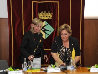 Eva Menor rep, dissabte, la vara d'alcaldessa de Badia de mans de la regidora del PP Antonia Escrivá EVA RUEDA