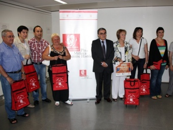 Presentació de la campanya a Lleida amb la presència de l'alcalde Ros, regidors i comerciants del barri. L.CORTÉS/ACN