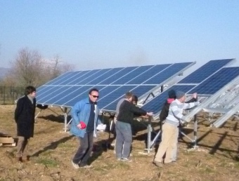 Operaris instal·lant una instal·lació fotovoltaica de Tamesol. EL PUNT