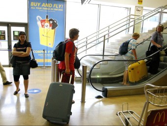 Viatgers pujant cap a la zona d'embarcament de l'aeroport de Girona, en una imatge d'arxiu. LLUÍS SERRAT