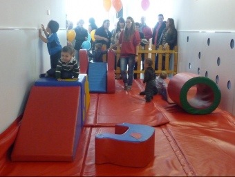Infants jugant a l'escola bressol municipal El Virolet, situada al barri de Bufalà de Badalona i estrenada aviat farà un any J.G.N