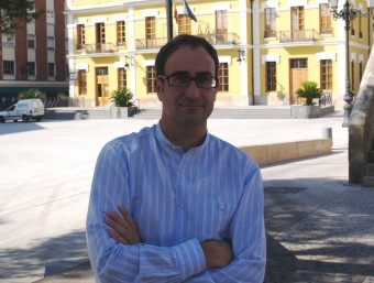 L'alcalde de Burjassot a la plaça d'Emilio Castellar davant de l'Ajuntament. ESCORCOLL