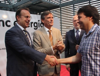 Els representants municipals de Figueres -a l'esquerra- i Serinyà saludant-se. J.P