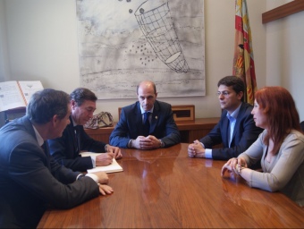 Imatge de la reunió mantinguda pels alcaldes implicats amb el conseller en funcions. CEDIDA