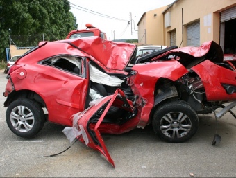 Estat en què va quedar el cotxe que conduïa la víctima, a causa de l'accident. MONTSE BARRERA
