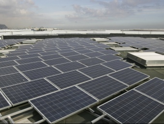Planta fotovoltaica la terrassa d'un edifici. ARXIU
