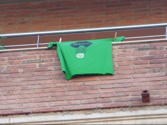Una samarreta amb el logotip de la Plataforma d'Afectats per les Hipoteques, ahir al balcó d'Elisa Díaz.