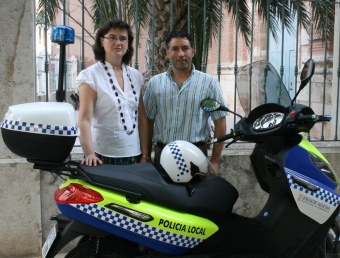 L'alcaldessa i el regidor de Seguretat presente la nova moto d ela policia. ARXIU