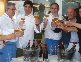 Cuiners i propietaris brindant amb cervesa en la presentació, ahir al migdia. A.V