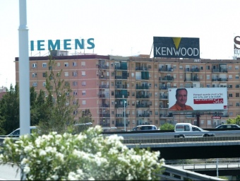 Els cartells i les pancartes de les passades eleccions municipals encara són ben visibles en el paisatge urbà. A la imatge, un cartell a l'entrada de Barcelona QUIM PUIG