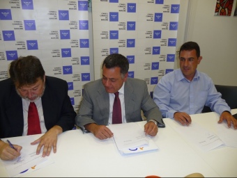 El pacte. D'esquerra a dreta: Aresté (Unió), Badia (CDC) i Sánchez (PP) signant l'acord pel Consell Comarcal. T.M