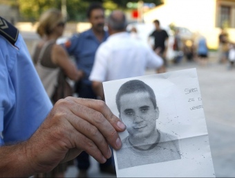 Un policia mostra una foto del jove desaparegut a Pont de Molins Lluís serrat