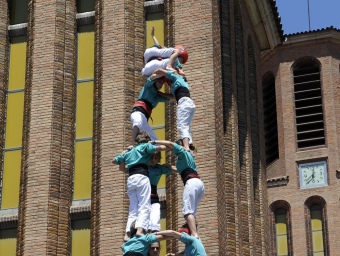 El 3 de 9 que els Castellers de Vilafranca van carregar ahir a la plaça de l'Església de Cornellà de Llobregat JOSEP LOSADA