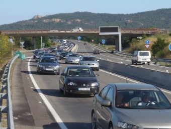 Gran afluència de cotxes a la variant de Santa Cristina d'Aro, ahir a la tarda. A.V