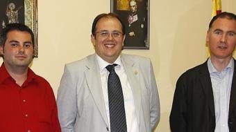 D'esquerra a dreta, el número 2 del PP, Juanjo Almansa, l'alcalde Estanis Fors i el regidor del Bloc, Àlex Acero. X. SALVANYÀ