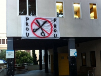 Una pancarta en contra de les retallades penja de la façana del ambulatori de Vilassar de Dalt. EL PUNT