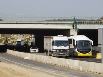 El fals túnel sobre l'autopista AP-7 al seu pas per Sant Julià de Ramis LLUÍS SERRAT