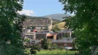 Vista de Llívia. La vila està situada al peu del puig del Castell i s'estén pel pla de Fontanelles.  AJ. LLÍVIA