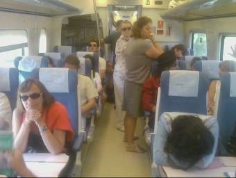 Viatgers drets ahir entre Figueres i Barcelona, perquè els trens circulaven amb la meitat de vagons. ACN
