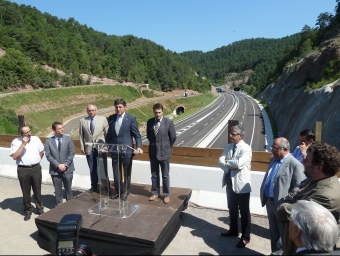 Recoder amb autoritats locals i representants de la constructora, a l'acte d'ahir. J.C.