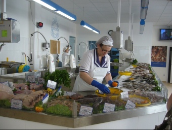 La botiga de Pesca Ràpita comercialitza peix fresc. L.M