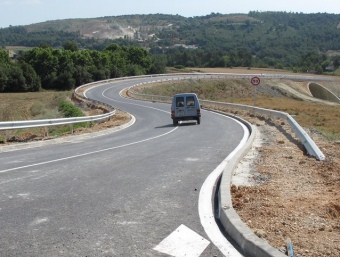 La nova carretera que s'ha construït per pujar al Golf Girona, enmig del qual s'ha fet un fals túnel per on passarà el TAV J.N