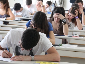 Alumnes gironins fent una de les proves de la selectivitat, a la Facultat de Dret de la Universitat de Girona ACN