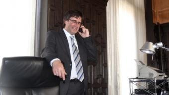 Puigdemont en el seu despatx de l'alcaldia després d'assumir el càrrec.  Click Art Foto