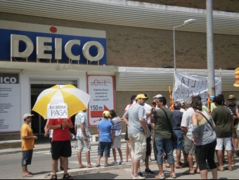 Els treballadors es van concentrar davant de Deico, propietat de la mateixa família que Inmuro Jordi Olària