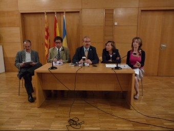 Els alcaldes i diputats del PSC ahir al Centre Cultural de Ripollet. C.A.F