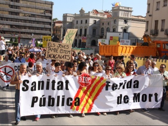 Centenars de persones s'han manifestat avui a Sabadell contra les retallades a la sanitat NORMA VIDAL / ACN