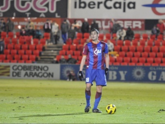 El central Rigo, nou jugador del Girona, en un partit al camp de l'Osca.  DIARIO DEL ALTOARAGÓN