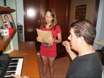 Laura Martínez assaja amb el mestre director Paco Folgado el cant de la Carxofa. CEDIDA