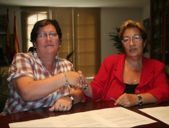 Ana Vega (PP) i Conxita Campoy (PSC) escenifiquen el pacte de govern signat ahir a Malgrat de Mar. EL PUNT