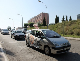 Un dels cotxes que va participar en la protesta d'ahir a la tarda contra les retallades sortint de l'hospital de Terrassa J.A