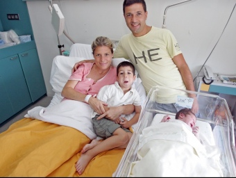 La família al complet, a l'habitació on s'allotgen, a l'Hospital de Sant Joan de Déu d'Esplugues de Llobregat JUANMA RAMOS
