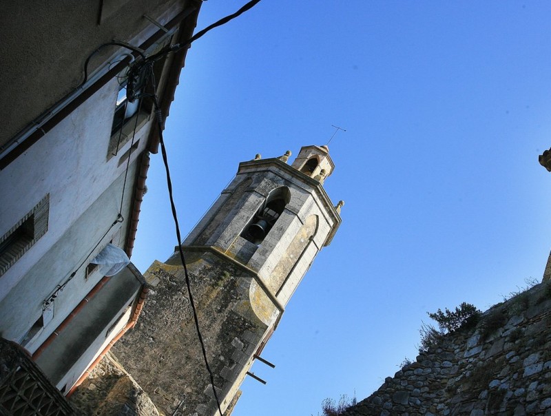 Una imatge del campanar de Sant Mori just al costat del castell, els propietaris del qual han guanyat el litigi a l'ajuntament i faran aturar les campanes de nit. M.LLADÓ