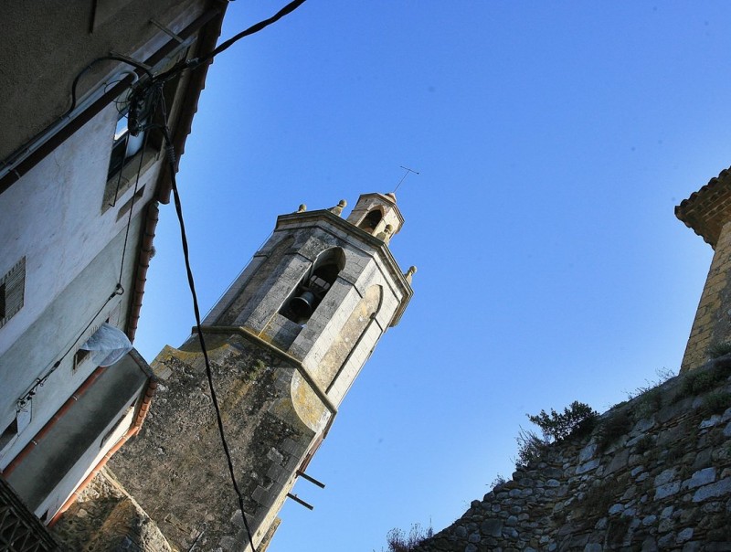 El campanar de l'església de Sant Mori, situat a pocs metres del castell que els amos fan servir com a establiment turístic MANEL LLADÓ