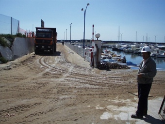 Un camió transportant sorra des del port de Premià a la platja, en una imatge d'arxiu. E.P