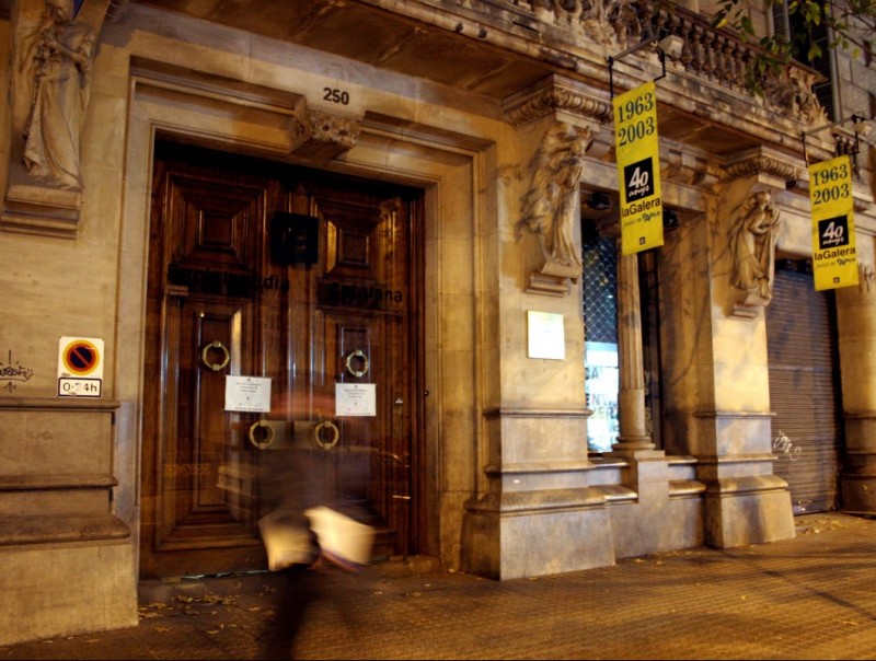 Entrada de l'antiga seu de La Gran Enciclopèdia Catalana fins el 2005 al carrer Diputació de Barcelona.  ARXIU / MARTA PÉREZ