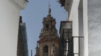 La torre de la catedral desde la calleja de las flores un dels llocs més turístics del barri antic  F. MORANTE